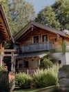Chalet-Außenansicht mit Balkon im Grünen im Sommer – Naturresort Puradies, Leogang, Salzburger Land Chalet-Außenansicht mit Balkon im Grünen, Puradies Leogang