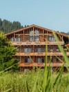 Blick auf das Traumquartier durch hohe Gräser, Naturresort Puradies, Leogang, Salzburger Land Traumquartier hinter hohen Gräsern, Puradies Leogang