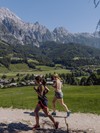 Zwei Läuferinnen auf Schotterweg mit Blick auf das Hotel – Naturresort Puradies, Leogang, Salzburger Land Zwei Läuferinnen auf Schotterweg mit Blick auf das Hotel, Naturresort Puradies in Leogang