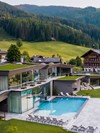 Luftaufnahme des gesamten Naturresorts Puradies im Sommer, Leogang, Salzburger Land Luftaufnahme des Naturresorts Puradies im Sommer, Leogang
