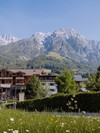 Haupteingang hinter Blumenwiese vor Bergpanorama, Naturresort Puradies, Leogang, Salzburger Land Haupteingang hinter Blumenwiese vor Bergpanorama, Puradies Leogang