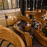 Bar Freiraum von oben am Abend mit Tresen, Puradies Leogang