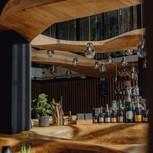 Bar Freiraum mit geschwungener Holzarchitektur, Puradies Leogang