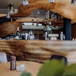 Bar Freiraum mit Holzarchitektur, Naturresort Puradies Leogang