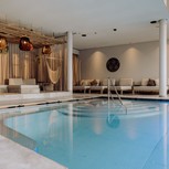 Innenpool des Heaven Spa mit Lounge-Bereich, Puradies Leogang