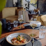 Angerichtetes Gericht mit Weißwein, Puradies Leogang
