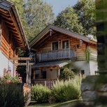 Chalet-Außenansicht mit Balkon im Grünen, Puradies Leogang