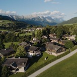 Luftaufnahme des Chaletdorfs im Sommer, Puradies Leogang