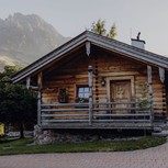Naturchalet vor Bergpanorama, Naturresort Puradies Leogang