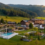 Luftaufnahme des Naturresorts Puradies im Sommer, Leogang