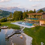 Luftaufnahme von Heaven Spa mit Pool und Naturbadeteich, Puradies Leogang