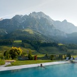 Person im Infinity Pool des Heaven Spa mit Bergblick, Puradies Leogang