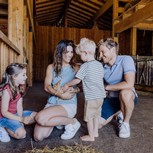 Familie mit Kaninchen im Stall des Bio-Bauernhofs Embachhof, Puradies Leogang