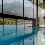 Pool des Heaven Spa mit Bergpanorama, Puradies Leogang