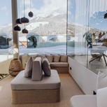 Kaminlounge im Heaven Spa mit Bergblick im Winter, Puradies Leogang