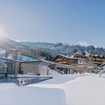 Personen im beheizten Infinity Pool im Winter, Puradies Leogang