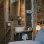 Waschbecken mit Holzverkleidung im Chalet, Puradies Leogang