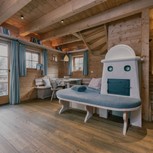 Wohnbereich mit Kachelofen und Treppe im Chalet, Puradies Leogang