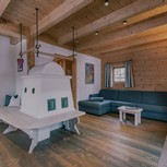 Wohnbereich mit Kachelofen im Chalet, Puradies Leogang