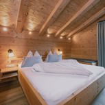 Schlafzimmer mit Balkonzugang im Chalet, Puradies Leogang