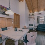 Wohn- und Essbereich mit Kachelofen im Chalet, Puradies Leogang