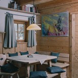 Essecke mit Kunstwerk im Chalet, Puradies Leogang