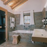 Badezimmer mit Badewanne und Sauna im Chalet, Puradies Leogang