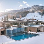 Luftaufnahme des Heaven Spa mit Infinity Pool im Winter, Puradies Leogang