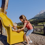 Kinder an gelber Rutsche am Spielplatz, Puradies Leogang