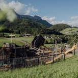 Abenteuerspielplatz mit Trampolin vor Bergpanorama, Puradies Leogang