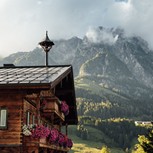 Embachhof mit Blumenbalkonen und Bergpanorama, Puradies Leogang