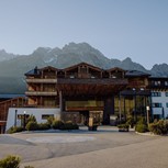 Frontansicht und Haupteingang mit Bergpanorama, Puradies Leogang
