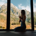 Person in Meditationshaltung im Yogaatelier, Puradies Leogang