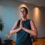 Yogalehrerin Sabrina in Meditationshaltung, Puradies Leogang