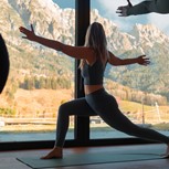 Personen bei Yoga-Übung mit ausgestreckten Armen, Puradies Leogang