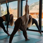 Personen in Yoga-Dreieckshaltung im Yogaatelier, Puradies Leogang