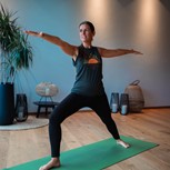Yogalehrerin Sabrina bei Yoga-Übung mit ausgestreckten Armen, Puradies Leogang