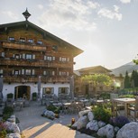Embachhof mit Sonnenterrasse bei Sonnenuntergang, Puradies Leogang