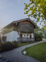 Chalet im Sonnenaufgang mit Steinweg, Puradies Leogang