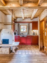 Küche mit Kachelofen im Privat Spa Chalet Premium im Naturresort Puradies