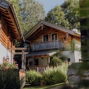 Chalet-Außenansicht mit Balkon im Grünen, Puradies Leogang