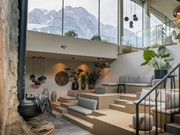 Kaminlounge im Heaven Spa mit terrassierten Sitzstufen und Bergblick – Naturresort Puradies, Leogang, Salzburger Land Kaminlounge im Heaven Spa mit Sitzstufen und Bergblick, Puradies Leogang