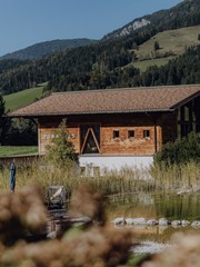 Herbstlicher Naturbadeteich mit Saunahaus – Naturresort Puradies, Leogang, Salzburger Land Herbstlicher Naturbadeteich mit Saunahaus, Puradies Leogang