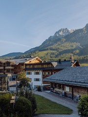 Blick vom Chaletdorf zum Hotel im Morgenlicht, Naturresort Puradies, Leogang, Salzburger Land Blick vom Chaletdorf zum Hotel im Morgenlicht, Puradies Leogang