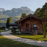Naturchalet vor Bergpanorama, Naturresort Puradies Leogang