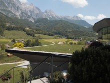 Begrüntes Dach mit Bergpanorama im Naturresort Puradies, Leogang, Salzburger Land Begrüntes Dach mit Bergpanorama, Puradies Leogang