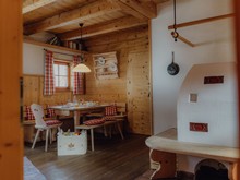 Gedeckter Frühstückstisch mit Kachelofen im Chalet, Naturresort Puradies, Leogang, Salzburger Land Gedeckter Frühstückstisch mit Kachelofen im Chalet, Puradies Leogang