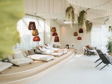 Zwei Personen im Bademantel im Ruheraum des Heaven Spa im Naturresort Puradies