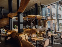 Bar Freiraum mit Sitzbereich, Naturresort Puradies Leogang