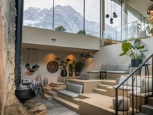 Kaminlounge im Heaven Spa mit Sitzstufen und Bergblick, Puradies Leogang